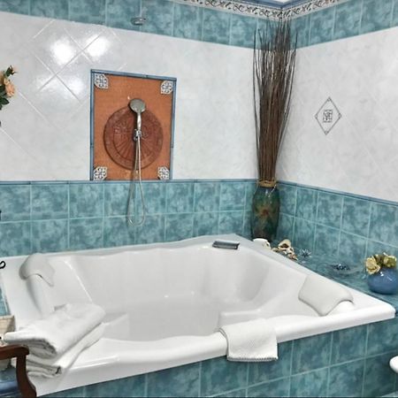 L’alloggio di Tina Hotel Napoli Esterno foto